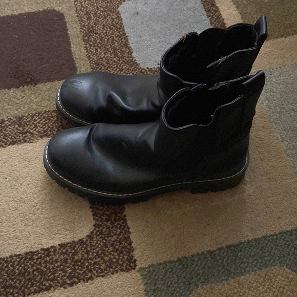 Black boots - Picture 2 of 5